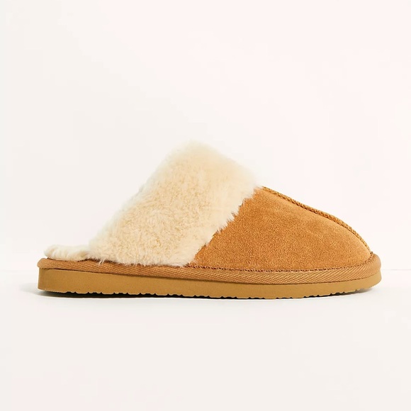 Minnetonka Tan and Cream Chesney Slippers - Picture 2 of 15